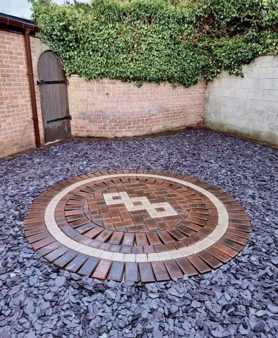 circular block paved patio 